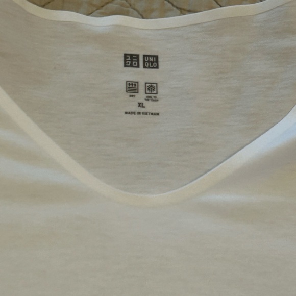 Uniqlo AIRism Seamless Long T-Shirt | V-Neck - Picture 4 of 7